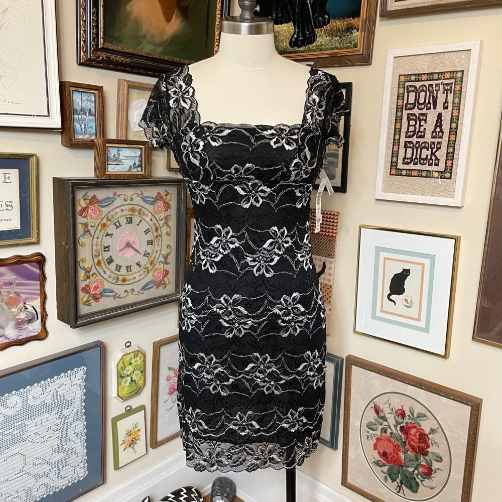 NWT Onyx Nite Black and White Stretch Lace Sleeveless Cocktail Dress Size 10